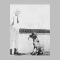 022-0170 Postmeister Hans Dittrich mit seinem Hund im Sommer 1934 an der Deime.jpg